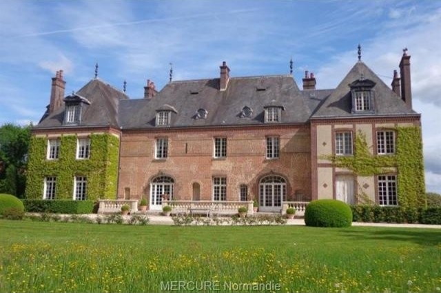 10 bedroom Castle For Sale: 27000 LYONS..