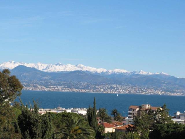 Top floor penthouse with views of the..