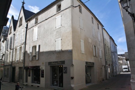 17th century house, centre of bustling..