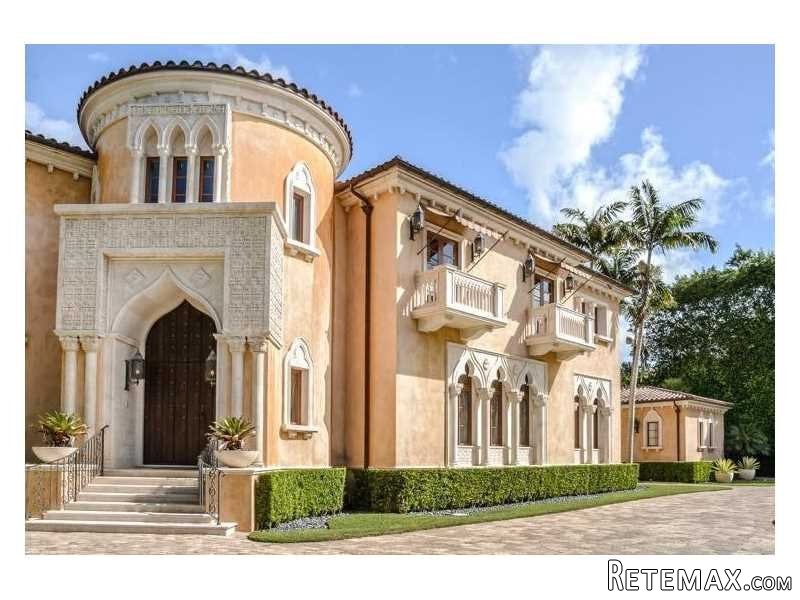 8 bedroom House For Sale: 515 Casuarina..