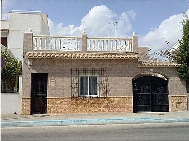 3 BED 2 BATH SEMI WITH SOLARIUM AND POOL