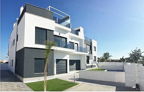 * STUNNING 3 BEDROOM APARTMENT