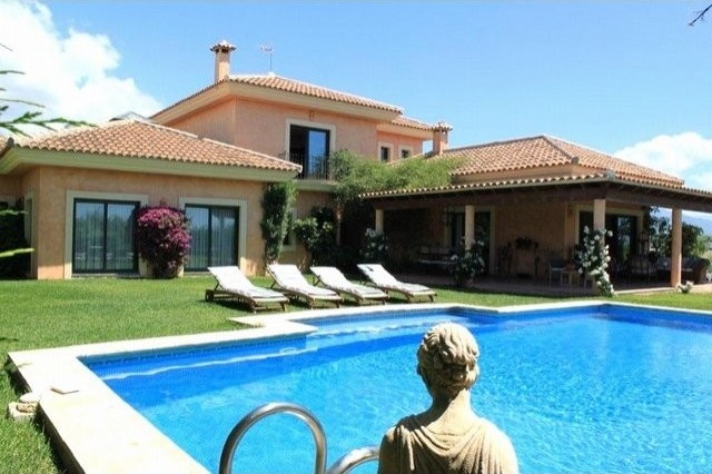 4 Bedrooms - Villa - Malaga - For Sale