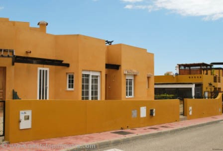Semi-detached 3 bedroom bungalow - Los..