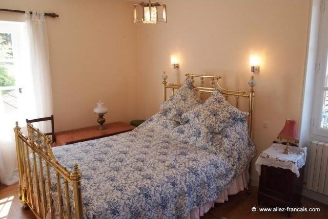 A charming town house renovated to a.. - 2