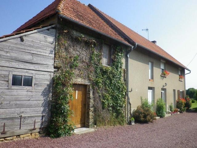 Family House with Vast Outbuilding - 2