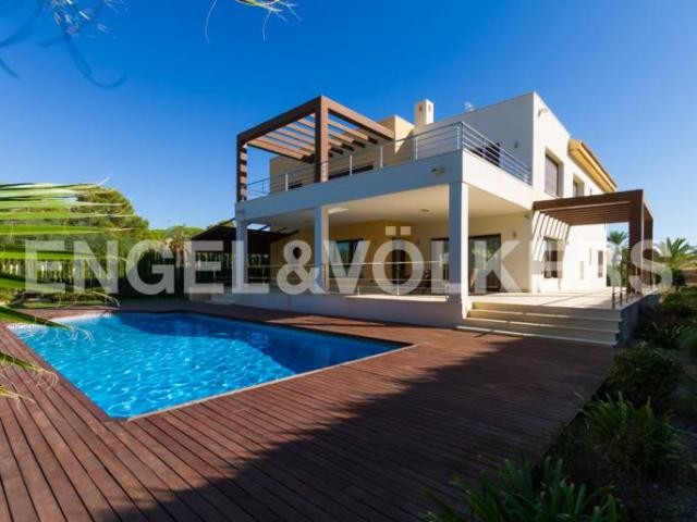 REDUCED- BEACHSIDE VILLA WITH EXQUISITE..