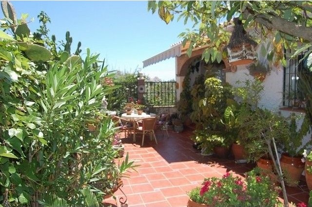 Villa - A CHARMING, IMMACULATELY..