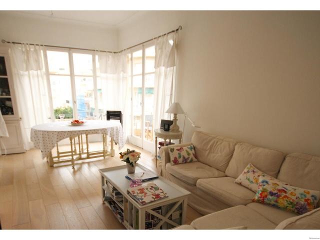Bright two bedroom near seafront