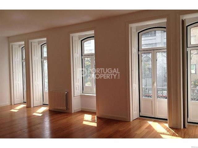 4 Bedroom Renovated Apartment in..