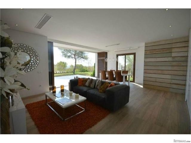 3 bedroom Villa For Sale: Detached..