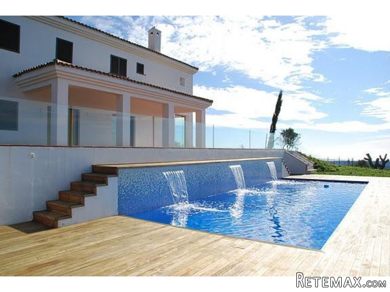 5 bedroom Detached Villa For Sale: La..
