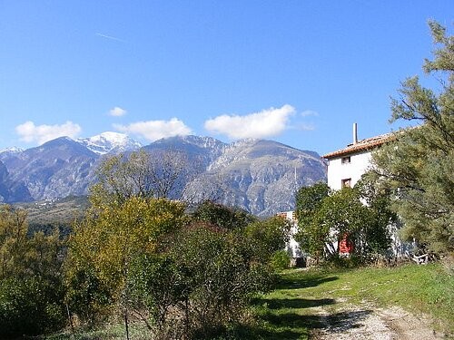 Stunning lakeside property with land. - 2