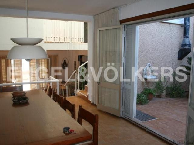 REDUCED-GREAT BEACHFRONT 3 FLOOR.. - 2