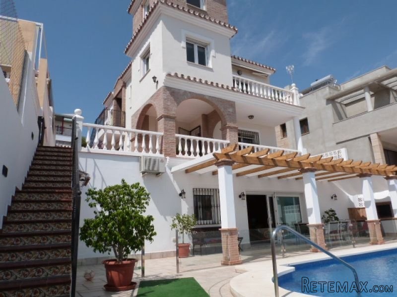 4 bedroom, 4 bathroom Villa, (build 270..