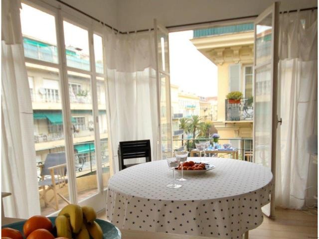 Bright two bedroom near seafront - 2