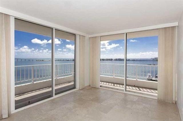 2 bedroom Flat For Sale: 200 SE 15 RD #..