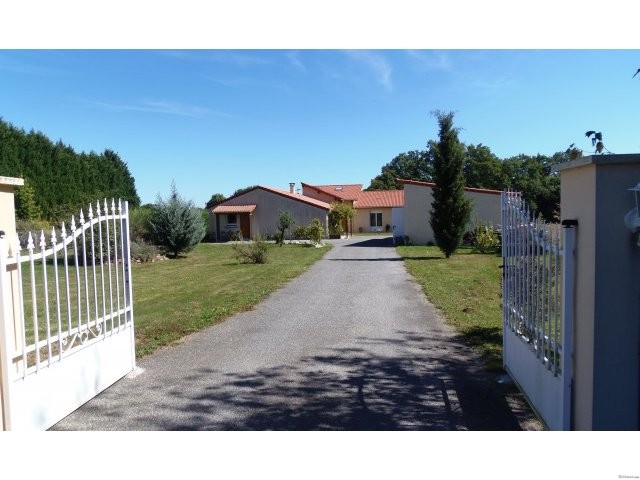 4 Bed Country House In Ideal Spot