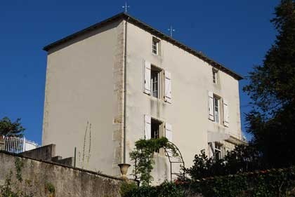 Lovely townhouse with large garden -..