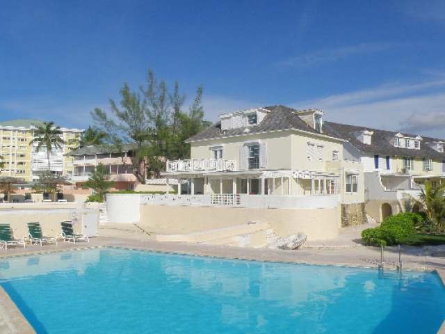 Apartment/townhouse - This 2-storey..