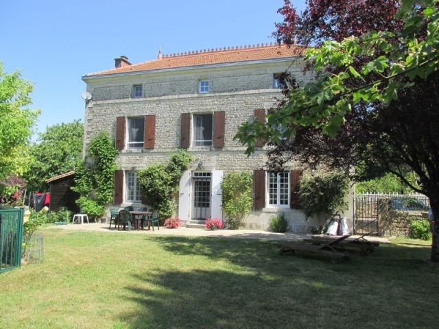 Beautifully Presented Maison De Maitre..
