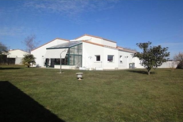 5 bedroom Villa For Sale: 79000 NIORT