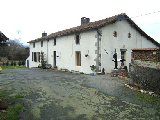 Attractive Farmhouse Style Property