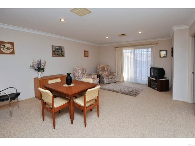 ATTRACTIVE APARTMENT - 50 METRES FROM.. - 2