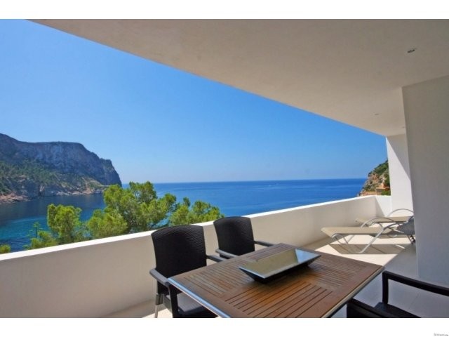 Modern apartment with sea views in Cala..