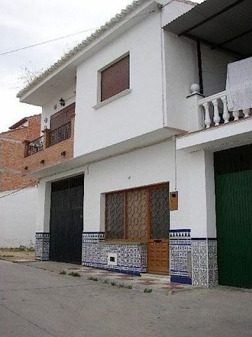 Town House - A large 2 level property..