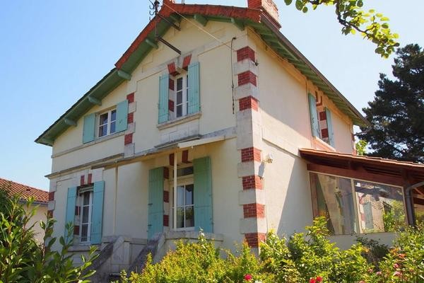 A charming town house renovated to a..