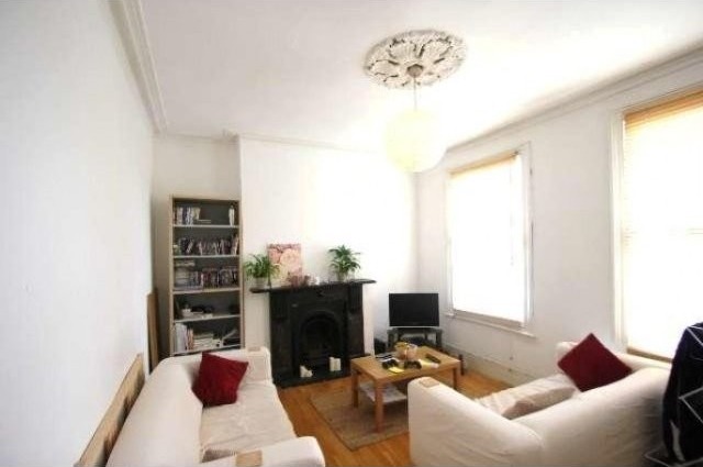 3 Bed Flat/Apartment To Let in London - 2