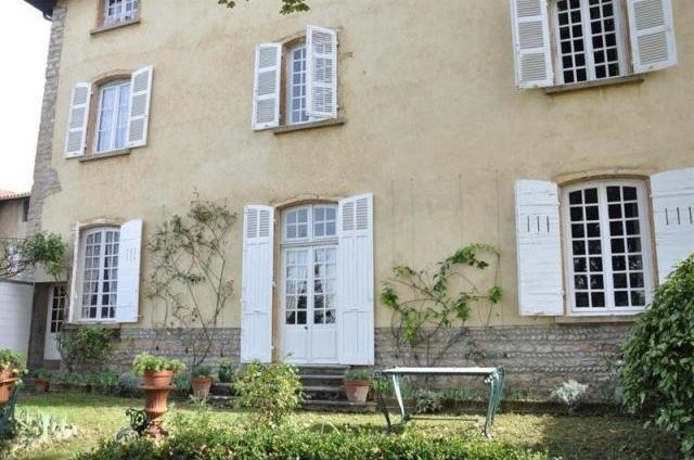 6 bedroom House For Sale: 69730 GENAY - 2