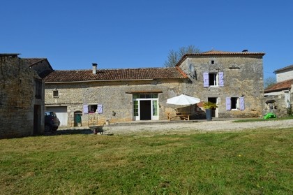Maison en pierre avec grange