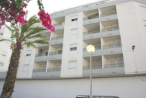 2 bedroom apartment with pool and..