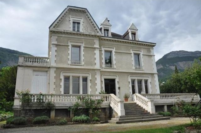 8 bedroom Character For Sale: 38240..