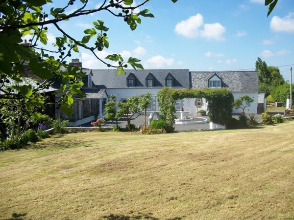 Nine Bedroom House in Great Location