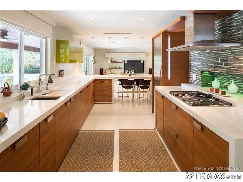 3 bedroom House For Sale: Pinecrest.. - 2