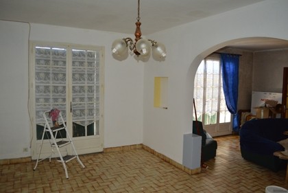 Modern build 3-bed property with 3800m².. - 2