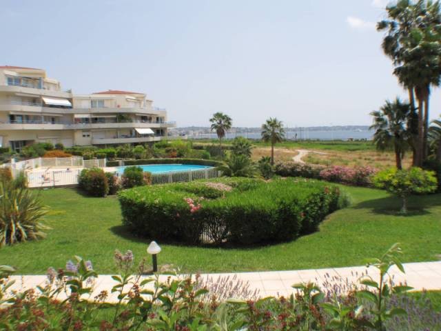 Opposite the beach in a residence with..