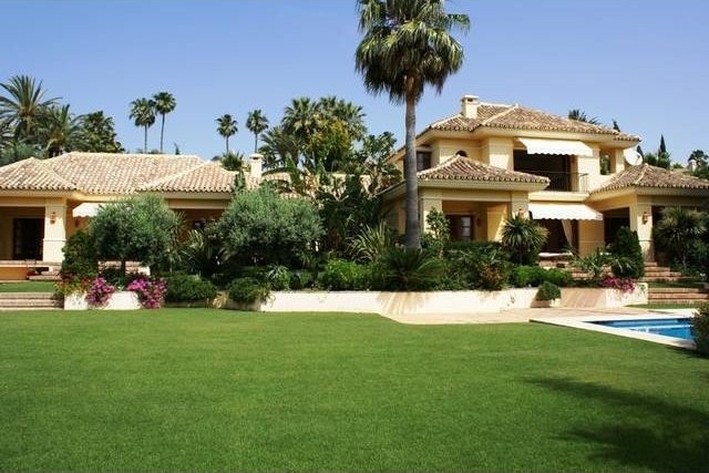 VILLA FOR SALE IN NUEVA ANDALUCIA
