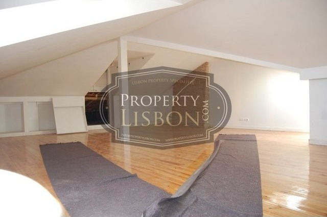 Renovated T4 Lisbon Duplex Apartment..