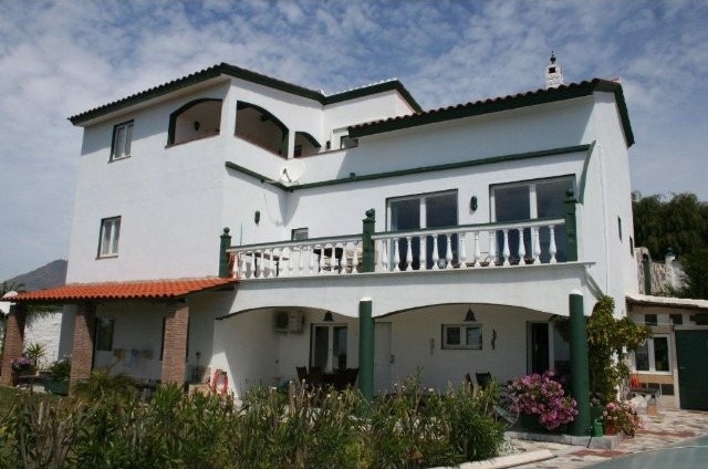 4 Bedrooms - Villa - Malaga - For Sale