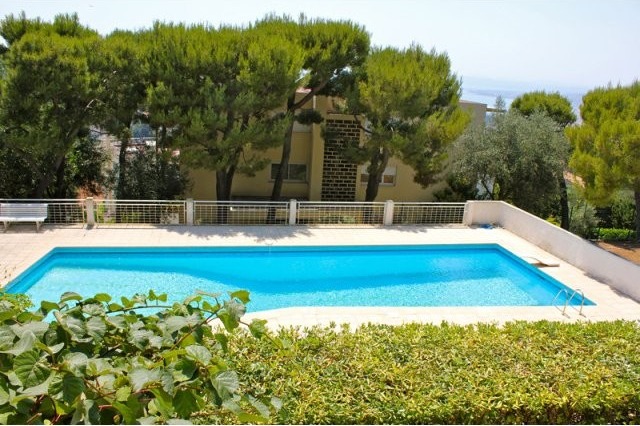 Fabulous two bed with sea views in..
