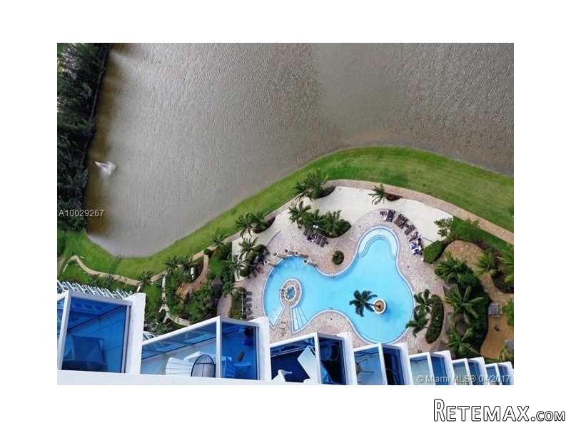 3 bedroom Flat For Sale: 2641 N..