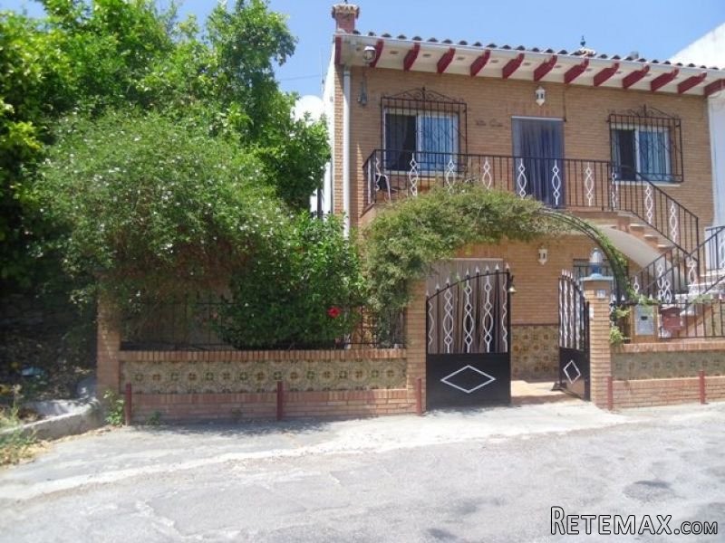 5 bedroom, 2 bathroom Semi-detached..