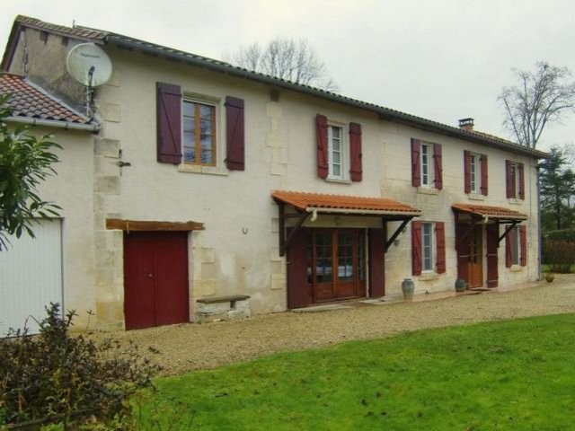 Six-Bedroomed Property Near Aubeterre.. - 2