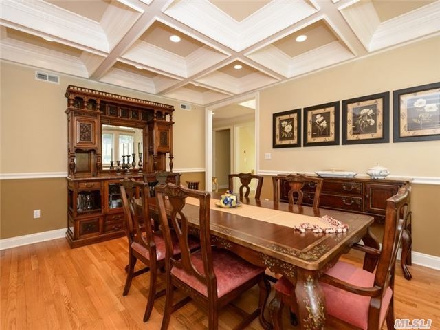 8 Verity Ln Roslyn, NY 11576 - 2