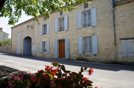 Maison de village avec dependances et..