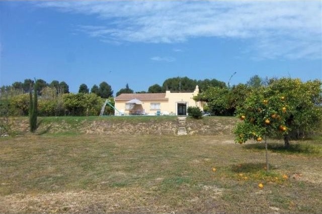 Villa - Spacious property set on flat..
